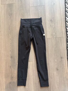 Vuori Daily Legging Size XS Black Drawstring